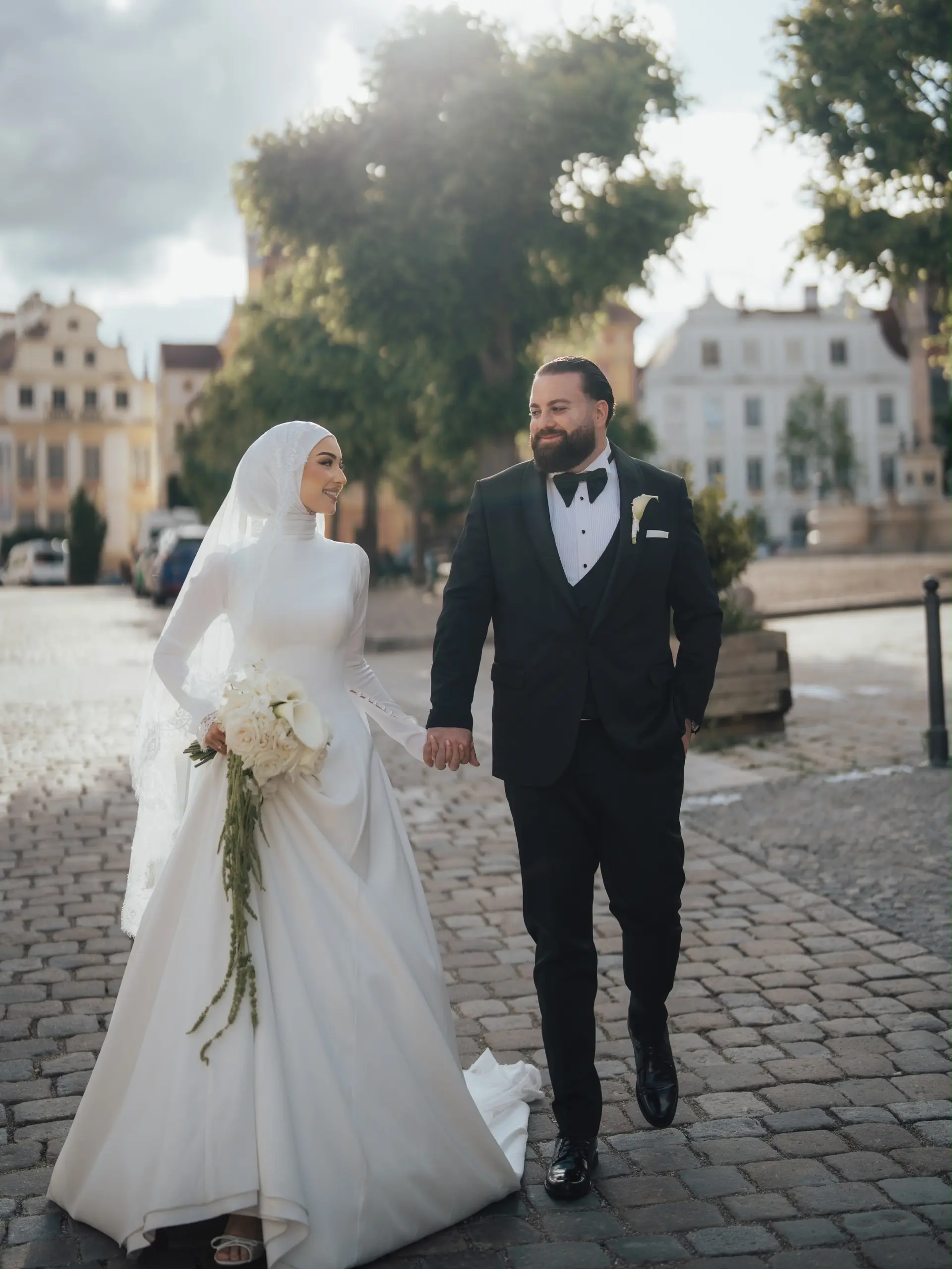 Brautpaar Hand in Hand in der Altstadt, Braut mit weißem Hijab und Schleier
